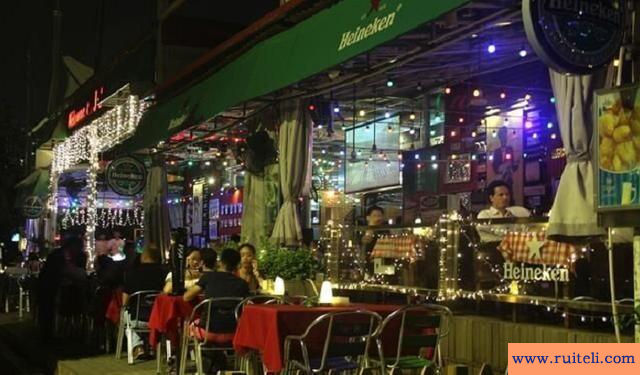 灯红酒绿的意思